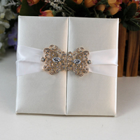Boîte d'invitation de mariage en soie de luxe ruban exquis boucle de diamant boîte d'invitation à couverture rigide exquise musique croix Style ange