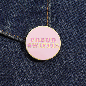 Pin de Solapa Redondo de Aleación Esmaltada Conmemorativa con Diseño de Cantante de Música Occidental - Product Image 1
