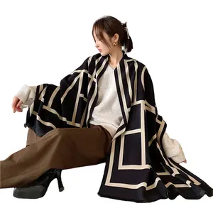 폭발적인 한국식 캐시미어 스카프는 따뜻하고 두꺼운 여성용 목으로 덮여 있으며 다재다능하고 길다.