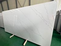 Plan de toilette en quartz Calacatta blanc avec veines grises