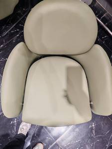 Fauteuil de salon en cuir DM Hair Chair avec grand siège et accoudoirs modernes, idéal pour les salons de coiffure professionnels. - Product Image 6