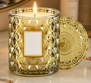 <span class=keywords><strong>Cera</strong></span> <span class=keywords><strong>de</strong></span> combustión lenta no tóxica en un exquisito recipiente <span class=keywords><strong>de</strong></span> vidrio con diseño dorado, diseñada para liberar un aroma suave y elegante. - Product Image 1