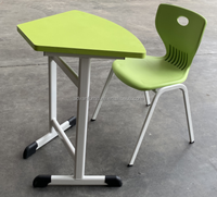 Bureau d'école moderne en acier et bois pour enfants avec chaises colorées pour salle de formation, idéal pour hôpitaux et utilisation en table combinée