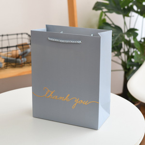 Bolsas de compras de boutique negras de lujo personalizadas Impresión de papel de aluminio con su propio logotipo para tienda de ropa al por menor y artesanía de regalo de velas - Product Image 5