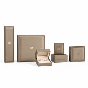 Boîte à bijoux de collection personnalisée en similicuir rigide à charnière avec insert en microfibre et logo personnalisé en relief – Vente en gros - Product Image 5