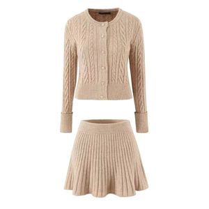 Nouvel ensemble deux pièces pour femmes européennes et américaines : haut en maille torsadée et jupe courte - Product Image 3