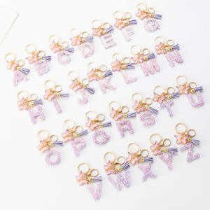 Résine rose 26 lettres avec papillon gland breloques porte-clés nom personnalisé porte-clés lettres anglaises sac pendentif porte-clés - Product Image 2