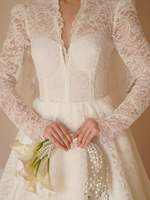 Robe de mariée Mily Bridal MW658 moderne grande taille avec appliques exquises en dentelle, coupe trapèze, manches longues bouffantes, col en V, traîne balayante et fermeture éclair intégrée