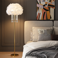 Lampe sur pied en fer doré de luxe, lustre décoratif, plume, lampe de sol élégante pour salon