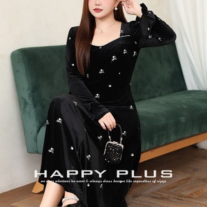ชุดเดรสกำมะหยี่แฮปปี้พลัส คอเหลี่ยม แขนยาว ทรงเข้ารูป ไซส์พลัส สำหรับผู้หญิง พร้อมงานปักมุก ลายดอกไม้ สีดำ รุ่น N9049 - Product Image 1
