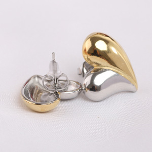 Boucles d'oreilles en forme de cœur 17 mm en acier bicolore et acier inoxydable doré pour cadeau - Product Image 5