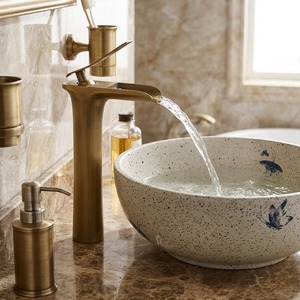 Serie di Rubinetti da Bagno Premium in Ottone: Design a Cascata e a Collo Alto in Ottone Anticato, Oro e Cromo per Progetti di Lusso - Product Image 2