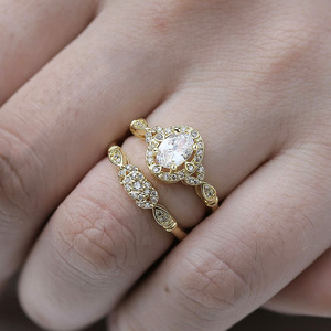 Elegante anello rotondo da donna con design scintillante intarsiato, gioielli alla moda per tutti i giorni - Product Image 6