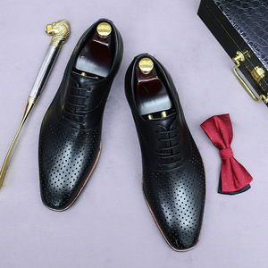 Zapatos de hombre de cuero genuino Oxford con tallado hueco, suela suave y flexible, transpirables, sandalias de cuero informales para verano, negocios y uso diario. - Product Image 1