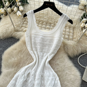 Abito Estivo Senza Maniche in Maglia per Donna Nuovo Stile. Con dettagli traforati e vita aderente. Abito Lungo - Product Image 4