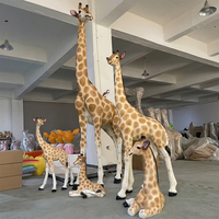 Statue de girafe grandeur nature sur mesure, grand élément décoratif en fibre de verre en forme d'éléphant pour événement sur le thème du safari