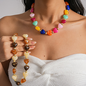 Retro acryl ketting met vlekkerige liefdesstiksels, modieuze en schattige sleutelbeenketting, niche-queue ketting - Product Image 1