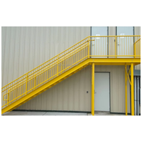 Escaliers extérieurs avec poutres en acier inoxydable, marches en bois d'Ipé massif, garde-corps en verre, finition marine, escaliers pour villas côtières