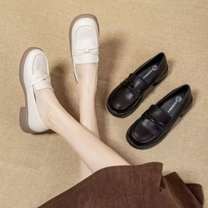 Chaussures plates pour femmes de style britannique authentique de marque, motif de crâne, noir/blanc cassé, bout confortable, semelle souple, polyvalentes, légères - Product Image 1