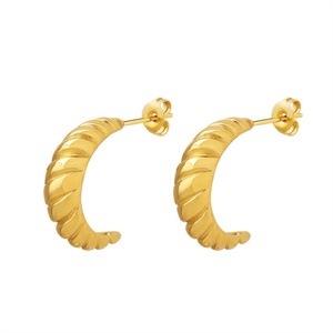 Pendientes de Moda Sencillos en Forma de C, Chapados en Oro de 18k, Pendientes de Acero Inoxidable con Rosca - Product Image 1