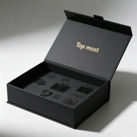 Boîte cadeau noire personnalisée à couvercle magnétique avec marquage doré et insert en panneau noir pour la vente au détail de vêtements sous marque privée