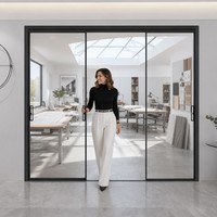 Porte coulissante en aluminium pour hall d'hôtel, cadre luxueux avec accents dorés et verre trempé transparent, quincaillerie de qualité hôtelière