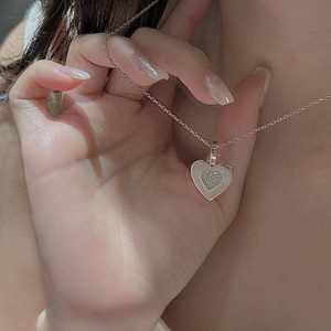 Pendentif en argent pur S925, cœur brossé, style vintage, micro-incrusté de motifs numériques, design de niche, bijoux légers - Product Image 2