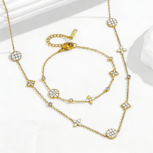 Exquisito Conjunto de Collar y Pulsera de Trébol de Acero de Titanio, Impermeable, Chapado en Oro de 18K, con Circonitas Cúbicas y Diseño Floral - Product Image 1