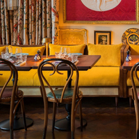 Ensemble de mobilier de restaurant rustique et industriel : table et chaises vintage en bois courbé avec dossier en rotin pour projets hôteliers