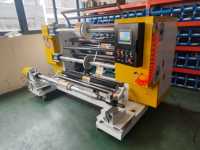Machine de découpe et de rembobinage automatique à haute productivité contrôlée par PLC Delta pour film d'emballage imprimé flexible en rouleau