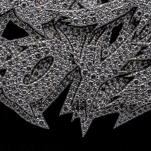 Magnifique collier pendentif hip-hop serti de diamants, idéal pour les soirées et les mariages, disponible à prix de gros depuis l'Inde. - Product Image 2