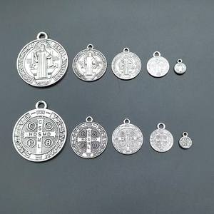 Muchos tamaños St. Benedict Colgantes artesanales de aleación chapados en <span class=keywords><strong>plata</strong></span> Religiosos Jesús <span class=keywords><strong>Cruz</strong></span> <span class=keywords><strong>San</strong></span> <span class=keywords><strong>Benito</strong></span> Adornos Moneda Encantos - Product Image 1