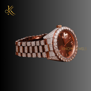 Reloj de diamantes de moissanita de cuarzo de precisión diseñado para un estilo de lujo con materiales de primera calidad y un acabado brillante - Product Image 4