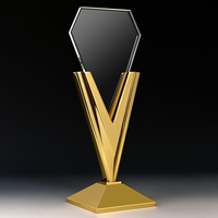 Trophée en métal doré en forme de V, design en verre cristal vierge, élégant, directement de l'usine – Médailles et Plaques