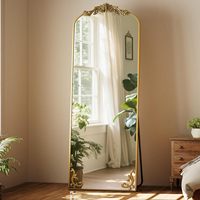 Miroir sur pied arqué pleine longueur avec cadre en aluminium sculpté, finition dorée, design vintage orné pour la décoration intérieure