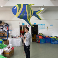 Ballon gonflable de marionnette de poisson de marche drôle d'animal de mer sauter poissons tropicaux avec la lumière de LED pour l'événement de défilé