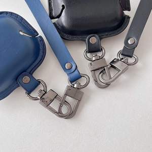 Nueva funda para AirPods, de cuero moldeado con correa para la muñeca, cubierta de cuero retro hecha a mano con tacto de piel para auriculares Apple - Product Image 3