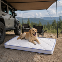 Matelas pour chien d'aventure en plein air avec dessus matelassé pour véhicules, camping et zones de repos en randonnée