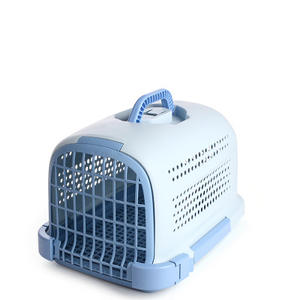 Vente en gros de fournitures pour animaux de compagnie Boîte de <span class=keywords><strong>transport</strong></span> aérien en plastique portable <span class=keywords><strong>Cage</strong></span> pour chat avec fermeture à bouton Style sac à dos pour les soins des chiens et des chats - Product Image 1