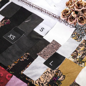 Etiquetas de Talla de Poliéster Tejido Autoadhesivas de Primera Calidad con Pliegue Central |   Impresión Serigráfica en Forma Rectangular, Ecológica y Hecha en Vietnam - Product Image 3