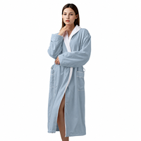 Peignoir unisexe tendance avec col châle en polyester double couche bleu ciel, lavable en machine, durable pour la vente au détail et les couples en vacances