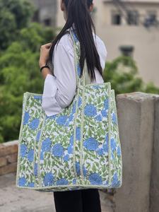 Sac fourre-tout pour femme, conçu pour les journées agitées et les moments décontractés, doté d'une forme pensée et d'un design facile à transporter - Product Image 5
