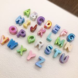 Cuenta suelta de una sola letra en inglés con agujero de 5mm con revestimiento UV de Color sólido acrílico para cadena de teléfono móvil Diy - Product Image 1