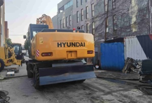 Excavatrice sur pneus Hyundai R210W 9T d'occasion, 21 tonnes, moteur Cummins, godet de 0,8 m³, excavatrice mobile d'occasion à vendre - Product Image 4