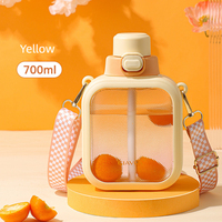 Belle tasse de sport de fitness en plastique de grande capacité de 700ML bouteille d'eau inclinée carrée portable mignonne avec sangle de paille