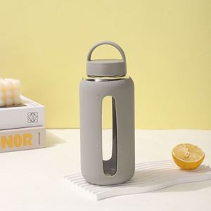 Botella de agua de vidrio borosilicato transparente de 800ml al por mayor con funda de silicona, a prueba de fugas, sin BPA, portátil para exteriores, con asa, tapa y pajita. - Product Image 2