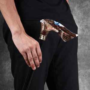 Elegante bastón de madera con detalles artesanales en resina para una apariencia elegante y una estabilidad confiable. - Product Image 2