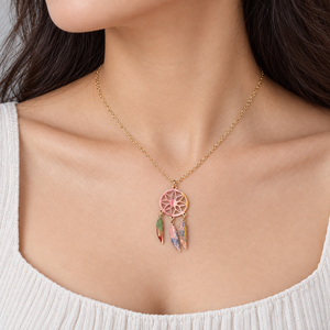 Collar con Colgante Atrapasueños de Acero Inoxidable, Chapado al Vacío en Oro de 14K, Diseño Calado con Plumas Multicolores - Product Image 5