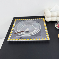 Assiettes de chargeur carrées en plastique transparent avec jantes perlées en or plats de décoration de mariage