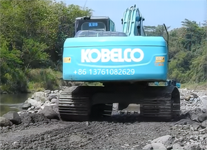Excavatrice sur chenilles compacte d'occasion de haute qualité KOBELCO SK200, modèle SK200 pour travaux de terrassement - Product Image 2
